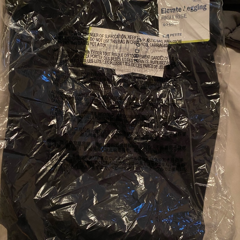 Old navy active elevate high rise medium women’s petite leggings black NWT.